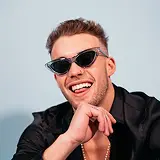 Cooler Mann mit krasser Sonnenbrille