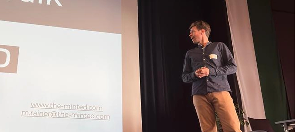 Manuel Rainer, Managing Partner und Förderberater bei MINTED, hält einen Vortrag über Förderungen auf der Bühne
