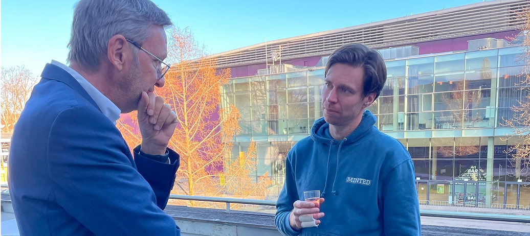 Manuel Rainer, Managing Partner und Förderberater bei MINTED, im Gespräch auf einer Terrasse