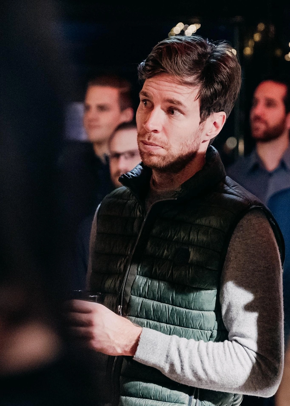 Manuel Rainer, Managing Partner und Förderberater bei MINTED, hört auf einem Event aufmerksam zu